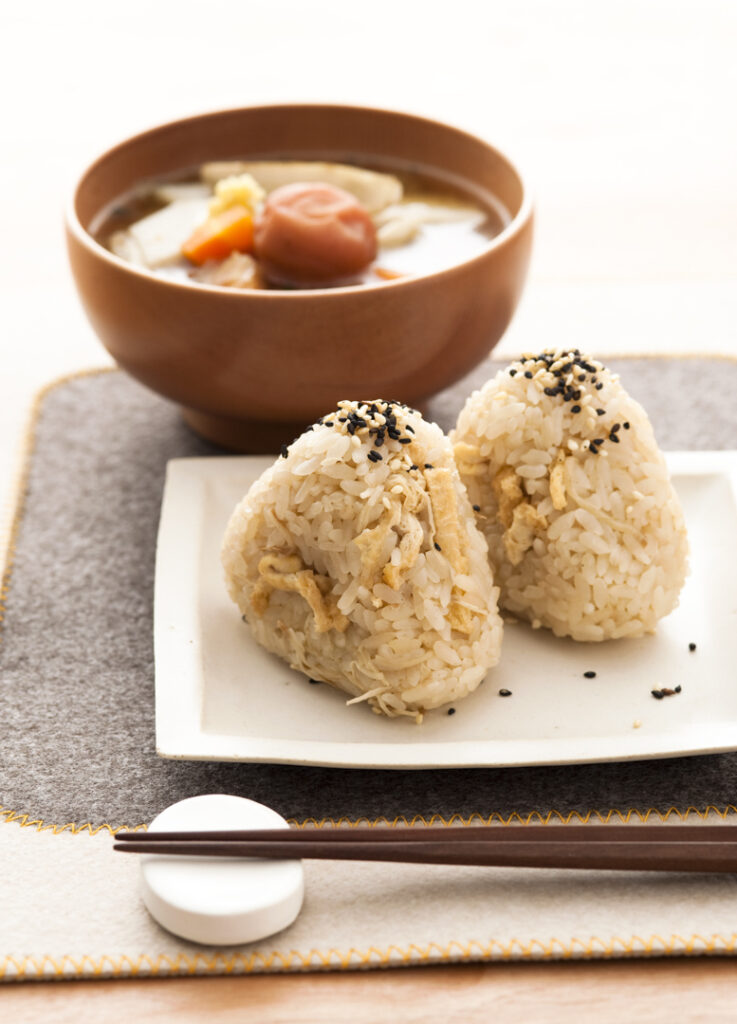 炊き込みご飯のおにぎりとみそ汁